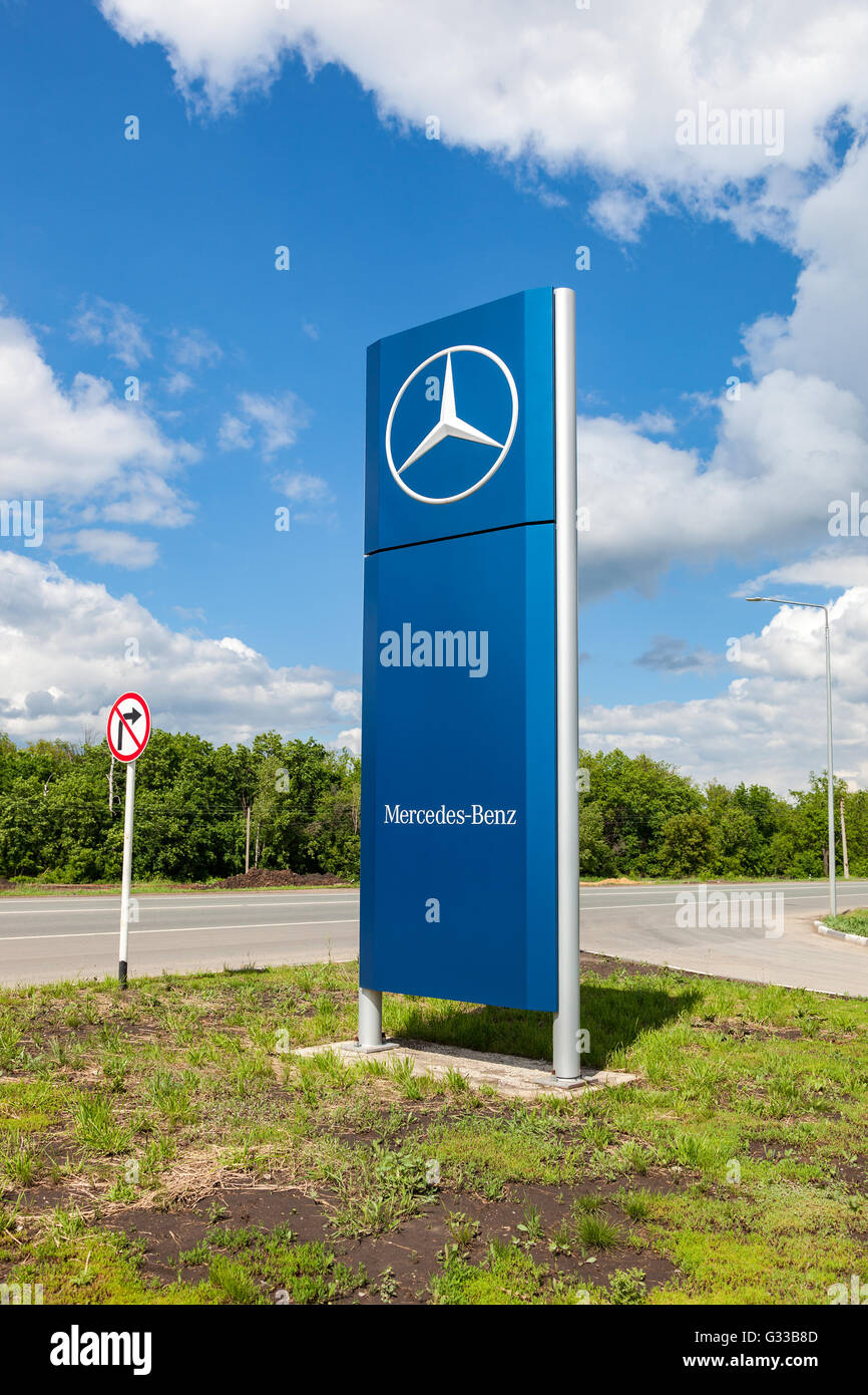 Offizielle Händler Zeichen von Mercedes-Benz im sonnigen Sommertag Stockfoto