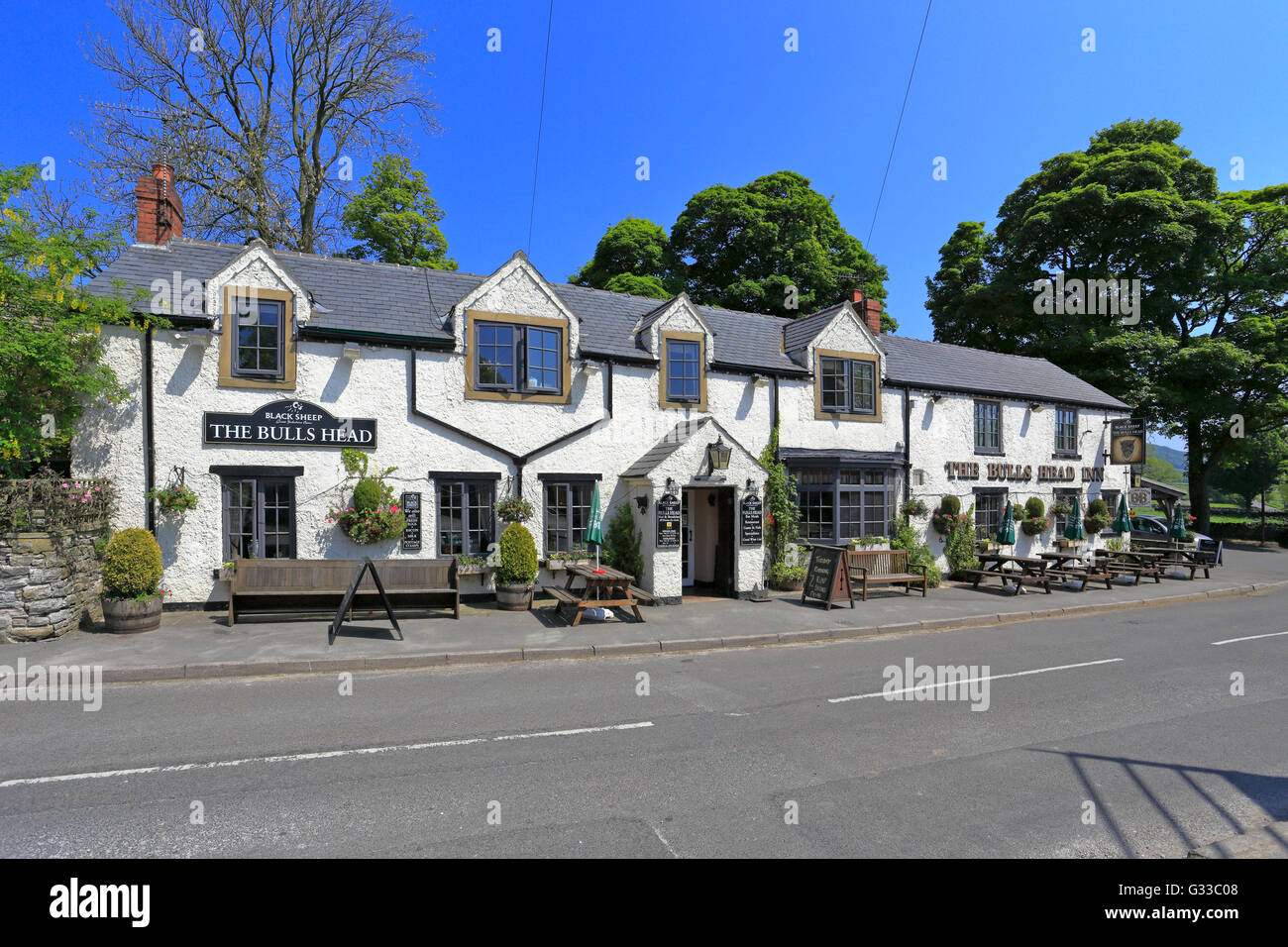 Die Bulls Head Inn, Foolow, Peak District National Park, Derbyshire, England, UK. Stockfoto