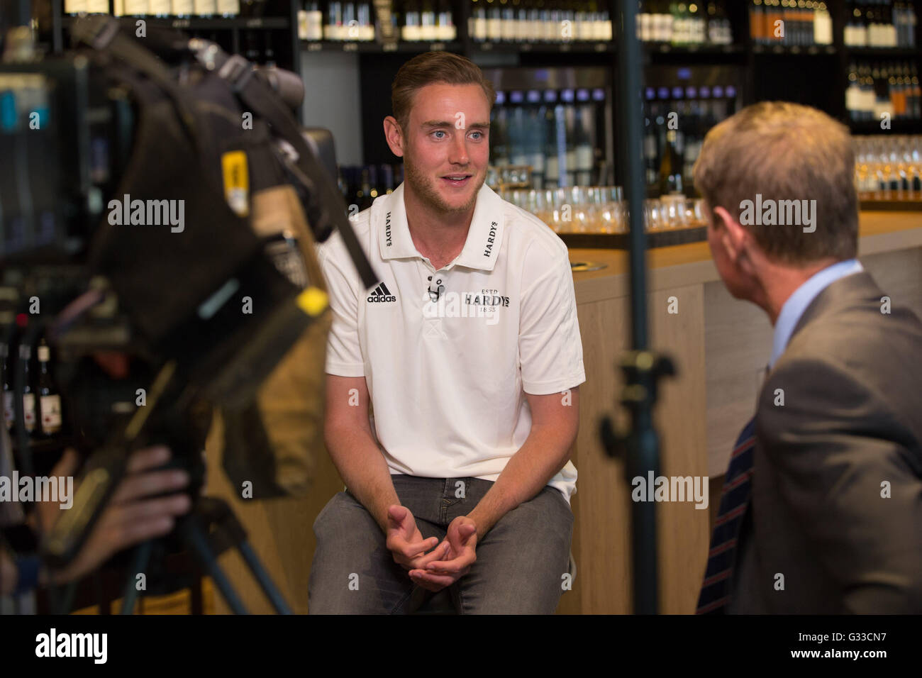 England Cricket-Spieler interviewte Stuart Broad bei Weinverkostung für Hardys Weine in Weybridge, Großbritannien 6. Juni 2016 Stockfoto
