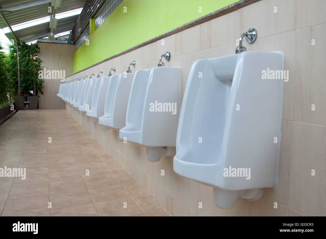 Urinale weiße Zeile in Herrentoilette Stockfoto