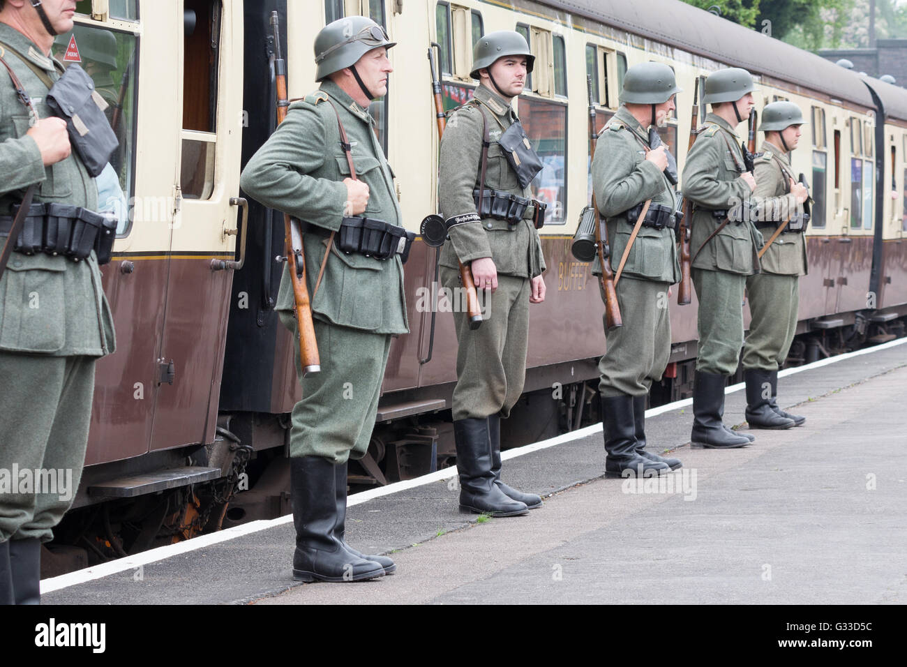 Reenactors in den 1940er Jahren Kriegszeiten am Wochenende auf der Great Central Railway Stockfoto
