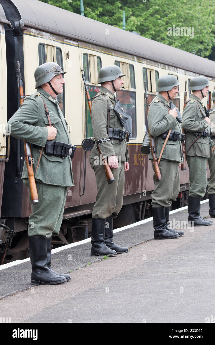 Reenactors in den 1940er Jahren Kriegszeiten am Wochenende auf der Great Central Railway Stockfoto