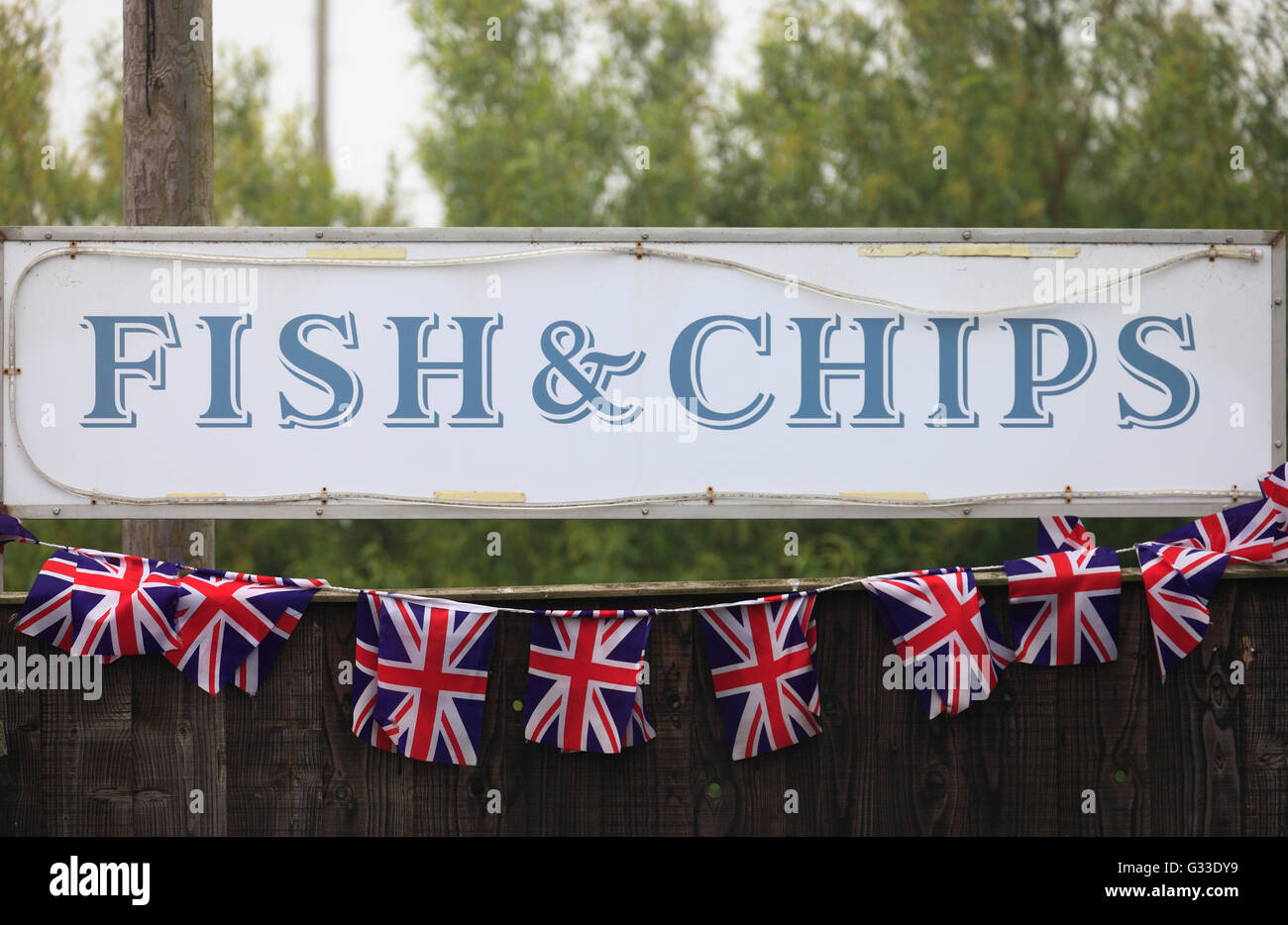 Fish &amp; Chips mit Union Jack Bunting Sign. Stockfoto