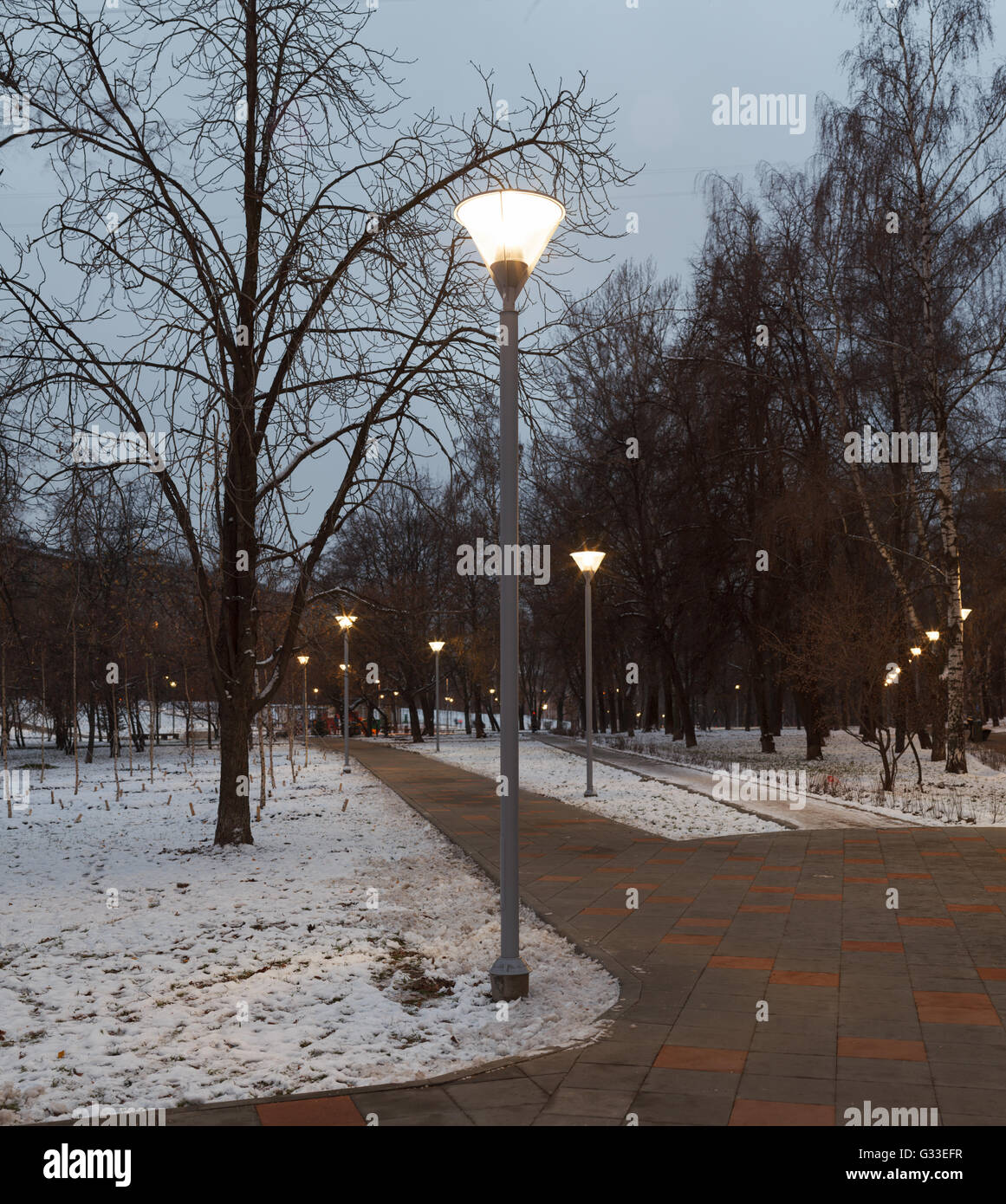 Abend-Beleuchtung im Park. Straßenlaternen. Russland, Moscow. Stockfoto