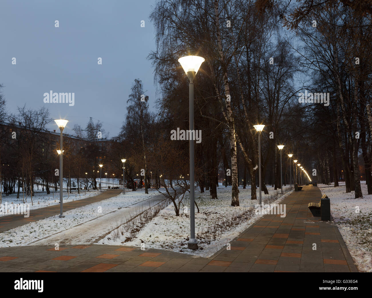 Abend-Beleuchtung im Park. Straßenlaternen. Russland, Moscow. Stockfoto