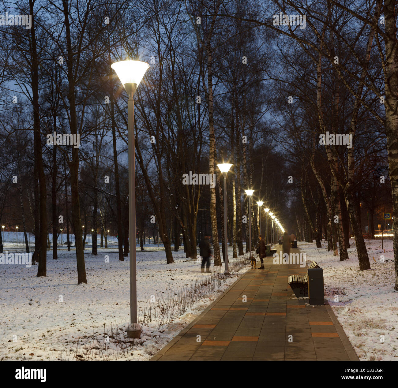 Abend-Beleuchtung im Park. Straßenlaternen. Russland, Moscow. Stockfoto