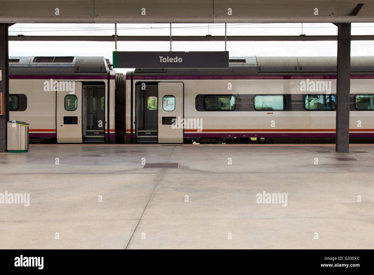 Trainieren Sie in Toledo Station warten an leeren Plattform Stockfoto