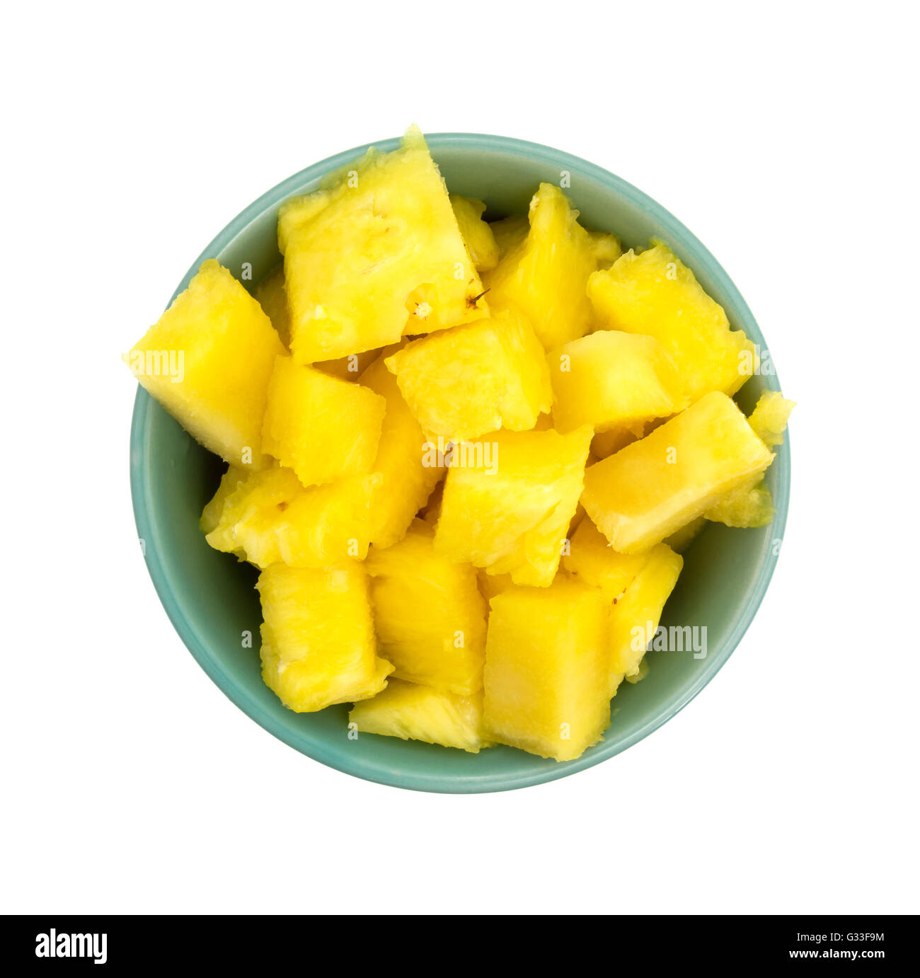 Draufsicht auf eine Schale gefüllt mit frisch schneiden Ananas isoliert auf einem weißen Hintergrund. Stockfoto