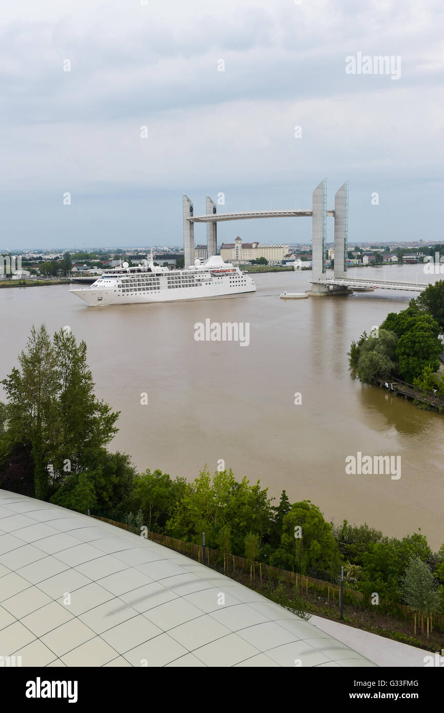 Boat Cruise-Frankreich, Aquitanien, Gironde, 33, Bordeaux Bastide, Pont Jacques Chaban-Delmas Stockfoto