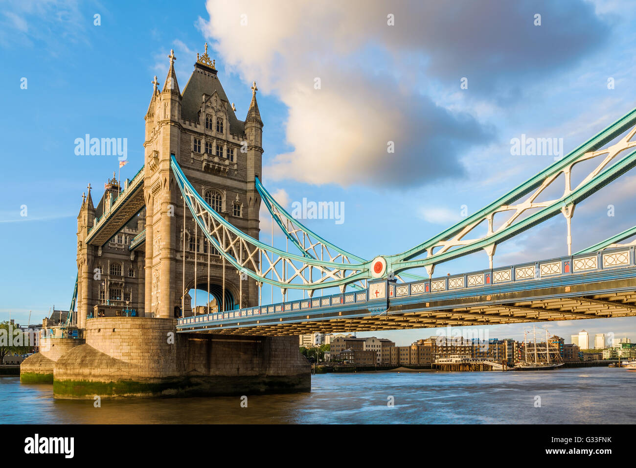 Tower Bridge in London während des Sonnenuntergangs mit einen genaueren Blick auf das Hosenträger-design Stockfoto