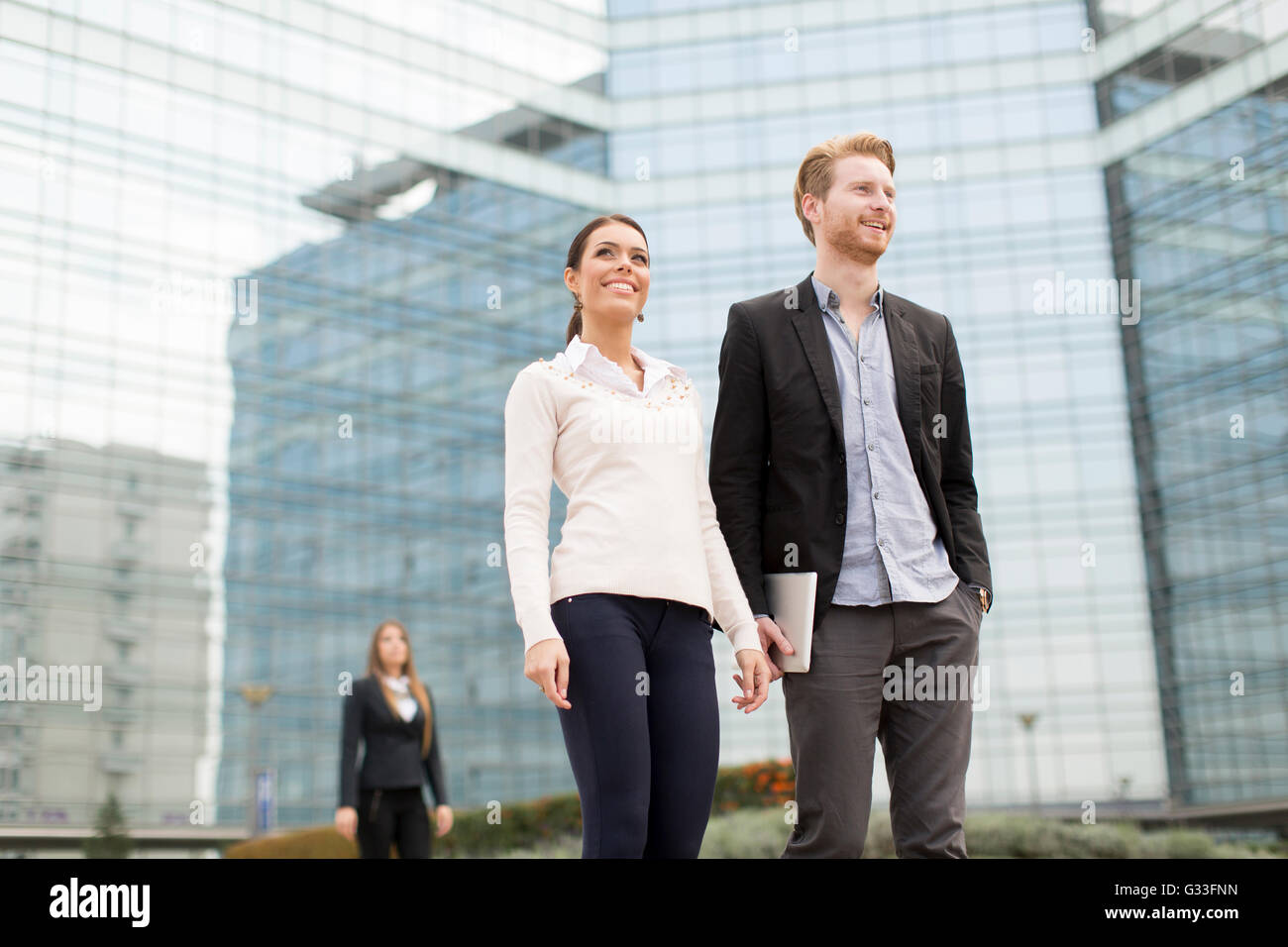 Geschäftsleute gehen gemeinsam vor dem Gebäude Stockfoto