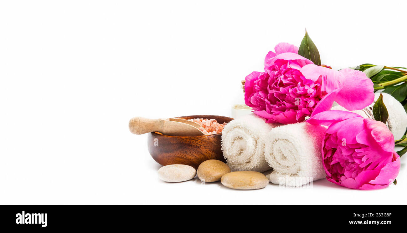 Einstellung mit rosa Pfingstrosen, Baumwolltücher, Spa massage Steinen isoliert Stockfoto