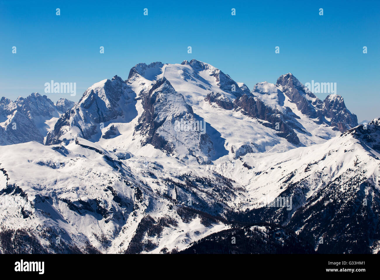 Die Nordseite der Berggruppe Marmolada. Die Wintersaison in den Dolden. Italienische Alpen. Europa. Stockfoto