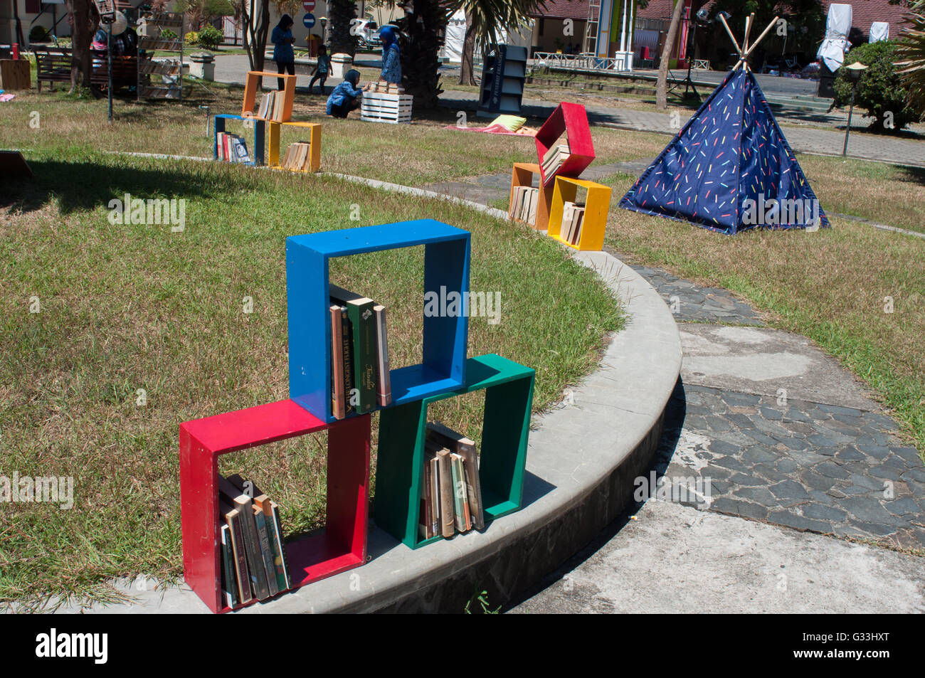 Bücher in Buch bei der Plaza Fort Rotterdam angeordnet, während Makassar International Writers Festival in Makassar, Indonesien Stockfoto