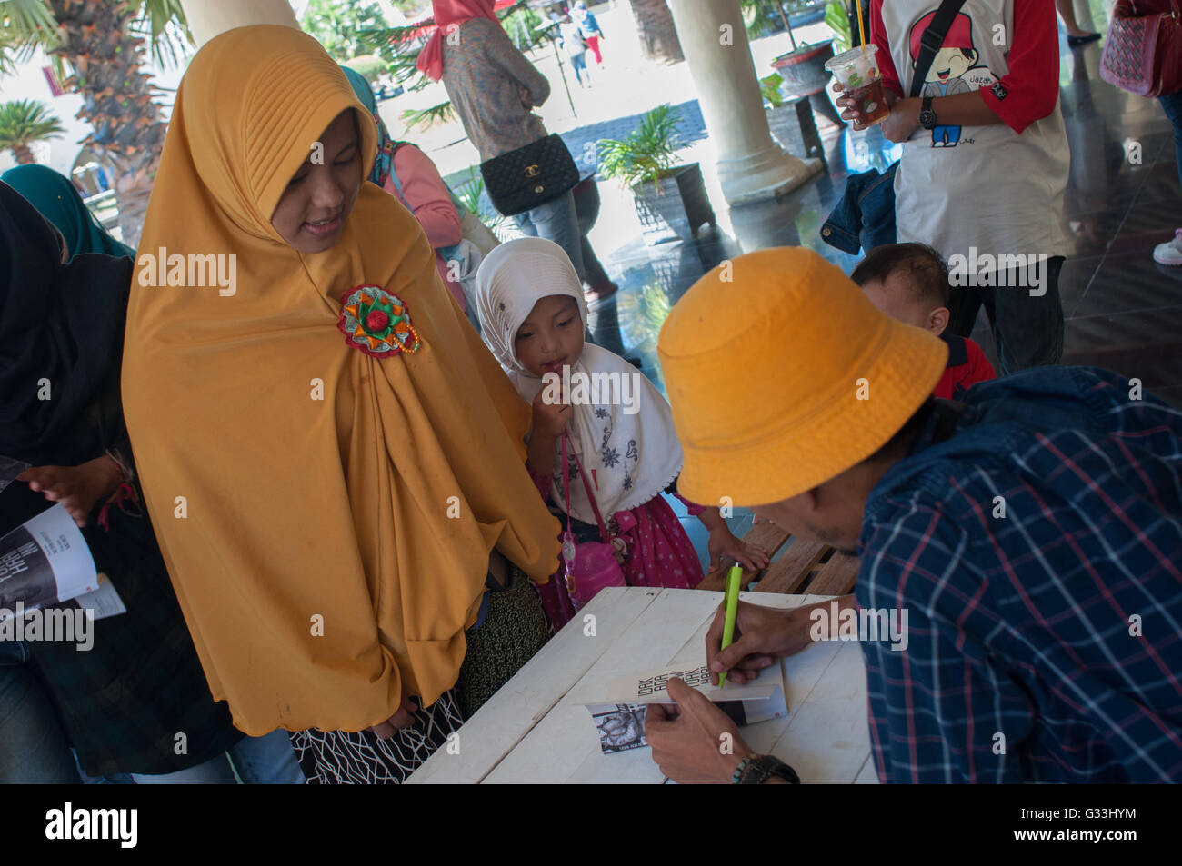 Indonesischer Schriftsteller aan mansyur Anzeichen einer seiner Buch während Makassar internationale Schriftsteller Festival am Fort Rotterdam in Makassar Stockfoto