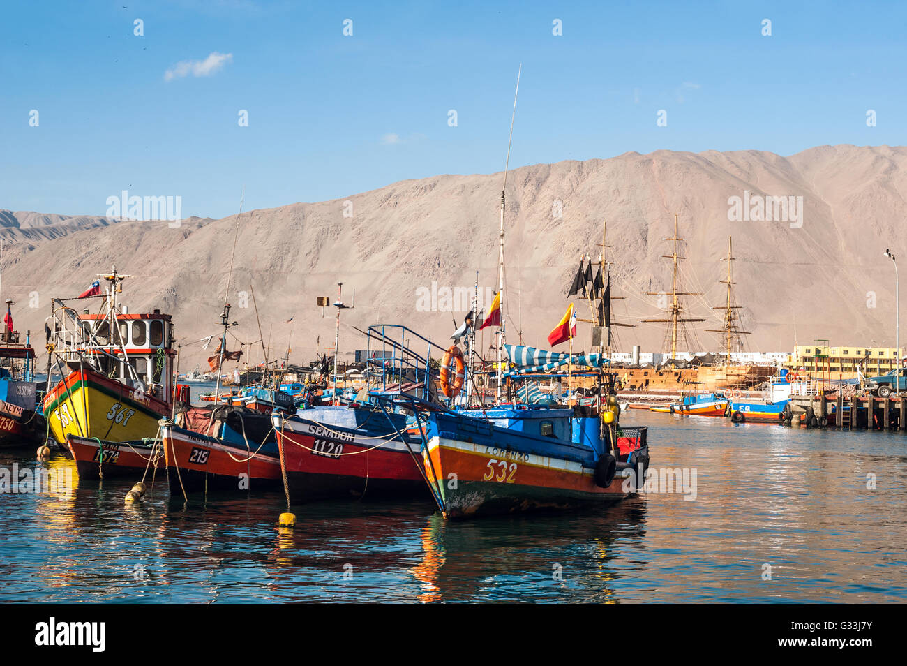 Iquique, Chile - 17. März 2011: Bunte hölzerne Fischerboote im Hafen von Iquique Hafen im Norden Chiles Stockfoto
