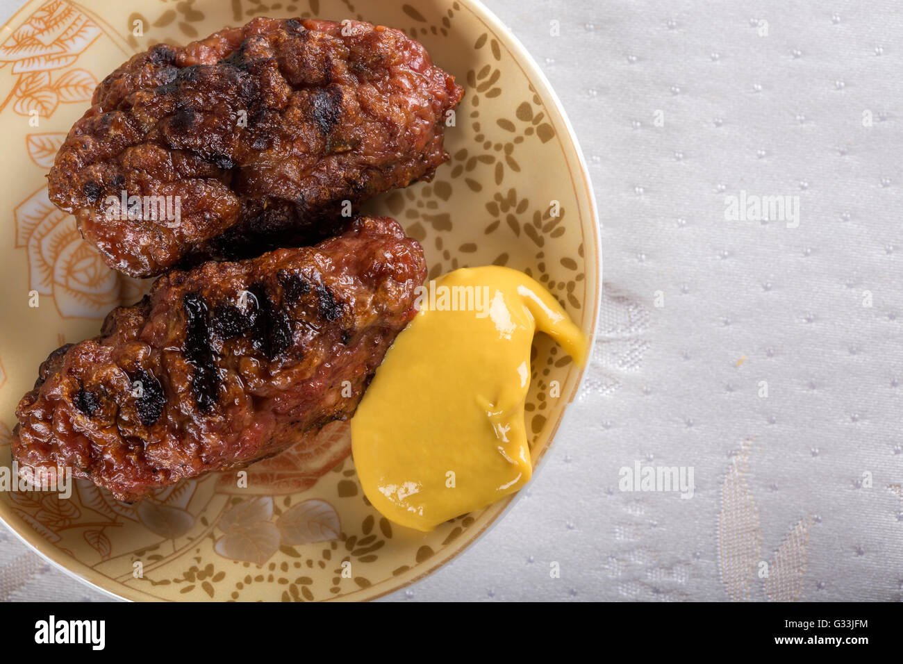 Traditionelles Essen Meat Balls "Mici" auf Platte mit Senf Stockfoto