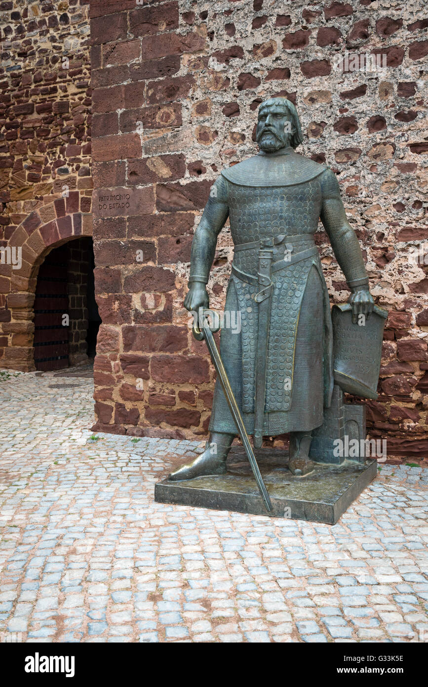Statue von König Sancho ich beim Eingang ins mittelalterliche Burg von Silves, Algarve Portugal Stockfoto