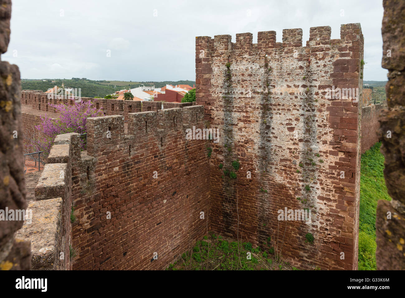 Mauern der mittelalterlichen Burg in der Stadt Silves, die Region Algarve, Portugal Stockfoto
