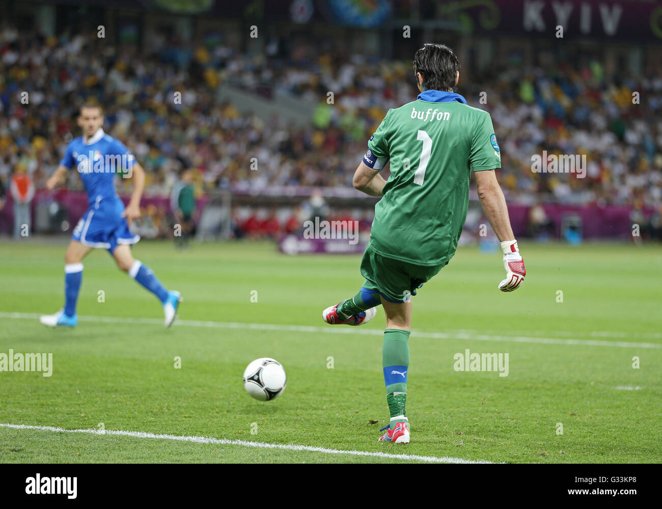 Kiew, UKRAINE - 24. Juni 2012: Torwart Gianluigi Buffon Italiens in Aktion während der UEFA EURO 2012 Viertelfinal-Spiel gegen England am Olympiastadion in Kiew, Ukraine Stockfoto