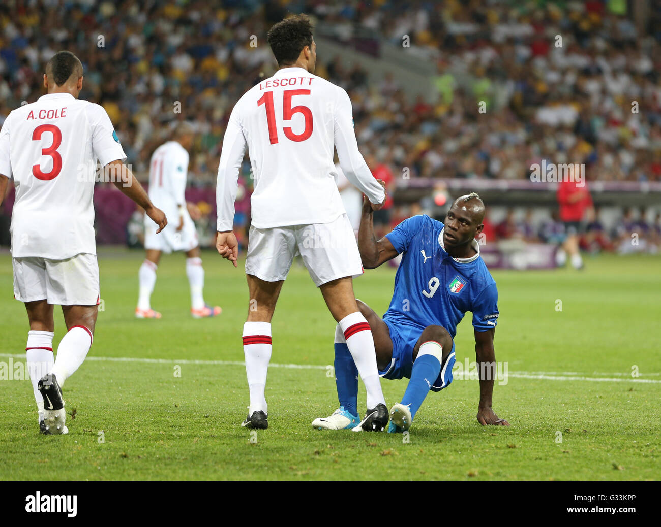 Kiew, UKRAINE - 24. Juni 2012: Joleon Lescott von England (L) und Mario Balotelli von Italien während ihrer UEFA EURO 2012 Viertelfinal-Spiel im Olympiastadion in Kiew, Ukraine Stockfoto