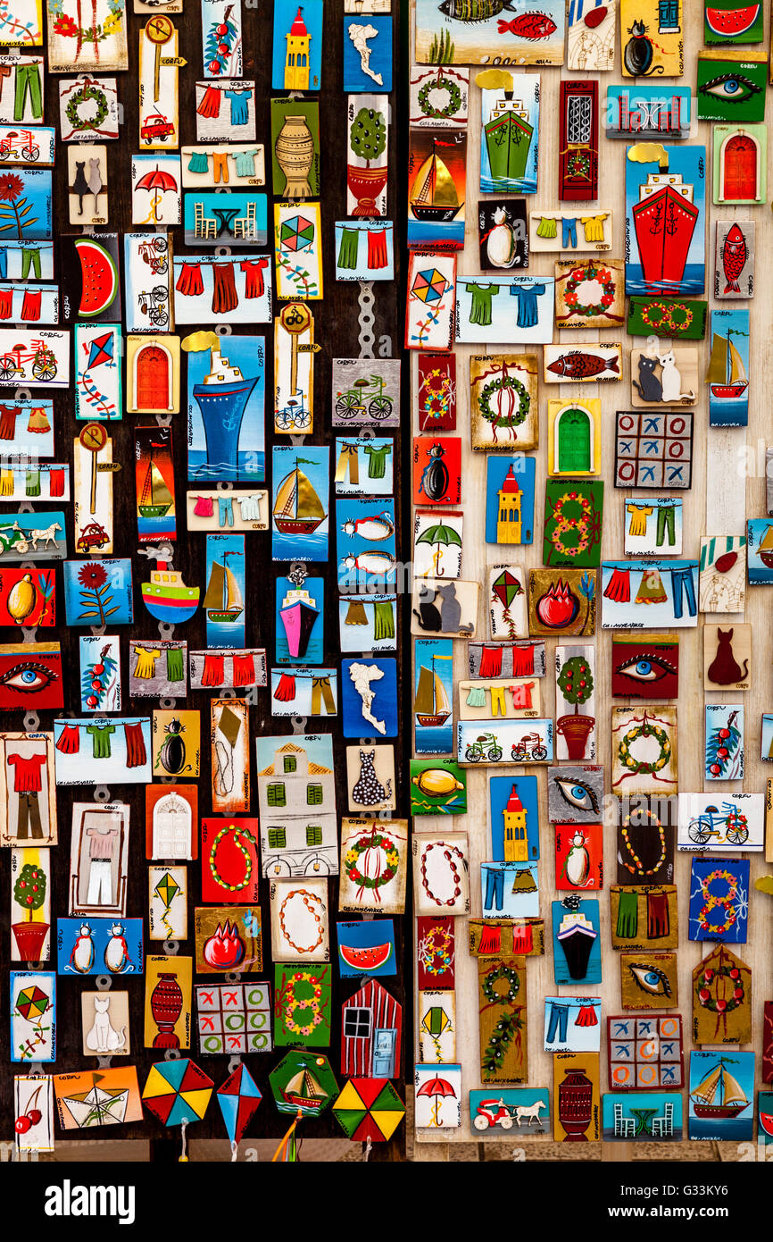 Farbenfrohe Souvenirs zum Verkauf, Altstadt von Korfu, Korfu, Griechenland Stockfoto