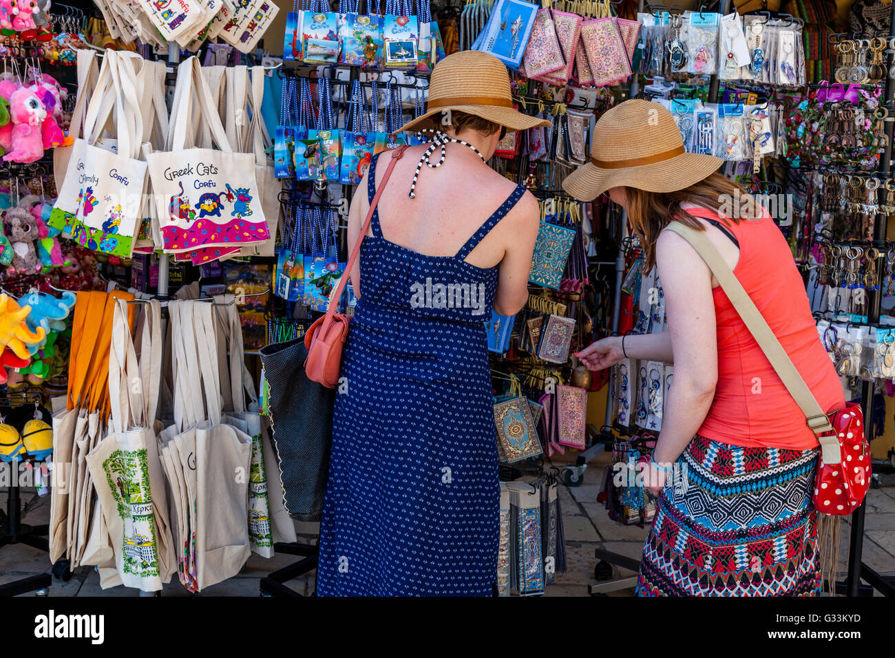 Zwei junge Frauen, die Einkaufsmöglichkeiten für Souvenirs, Altstadt von Korfu, Korfu, Griechenland Stockfoto