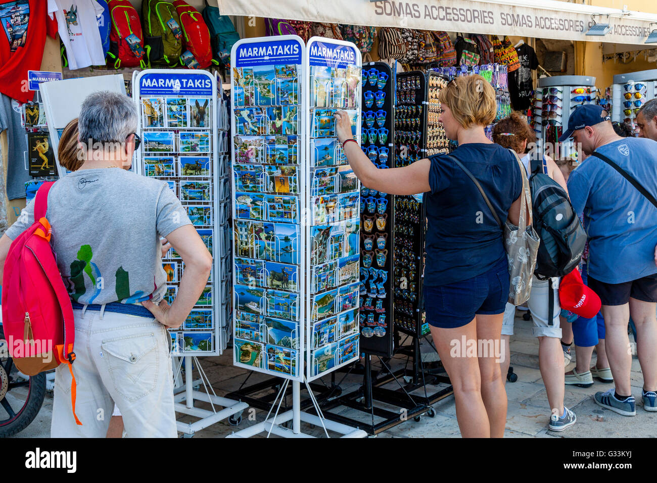 Touristen, die Auswahl Postkarten in einem Souvenirshop In der Altstadt von Korfu, Korfu, Griechenland Stockfoto