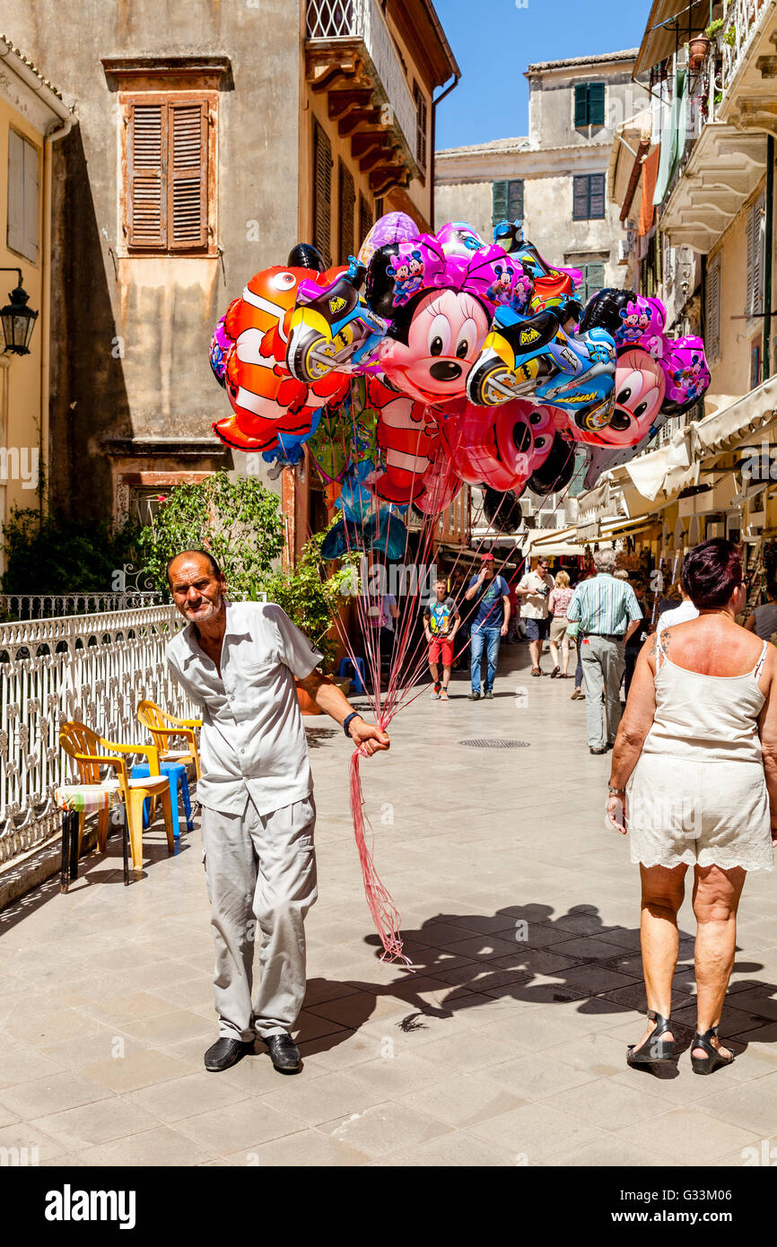 Ein Mann verkauft Luftballons In der Straße, Altstadt von Korfu, Korfu, Griechenland Stockfoto