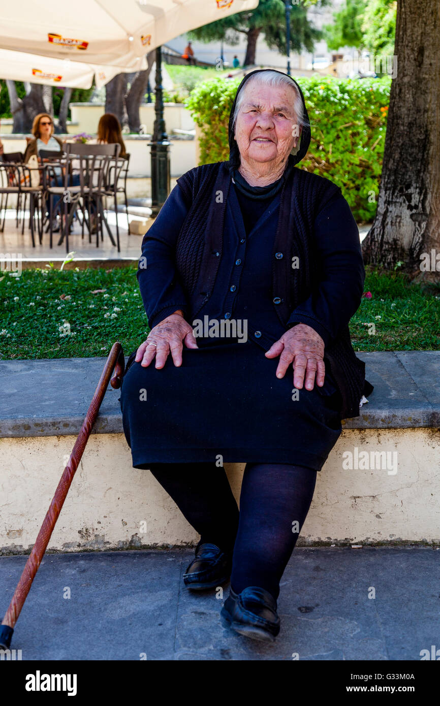 Eine ältere griechische Frau posiert für ein Foto, Altstadt von Korfu, Korfu, Griechenland Stockfoto