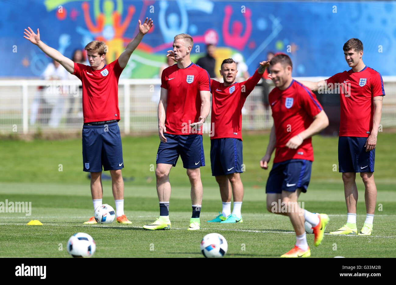 Englands Eric Dier (links), England Torhüter Joe Hart (zweiter von links), Englands Jack Wilshere (Mitte), England es John Steinen (rechts) während einer Trainingseinheit im Stade de Bourgognes, Chantilly. Stockfoto