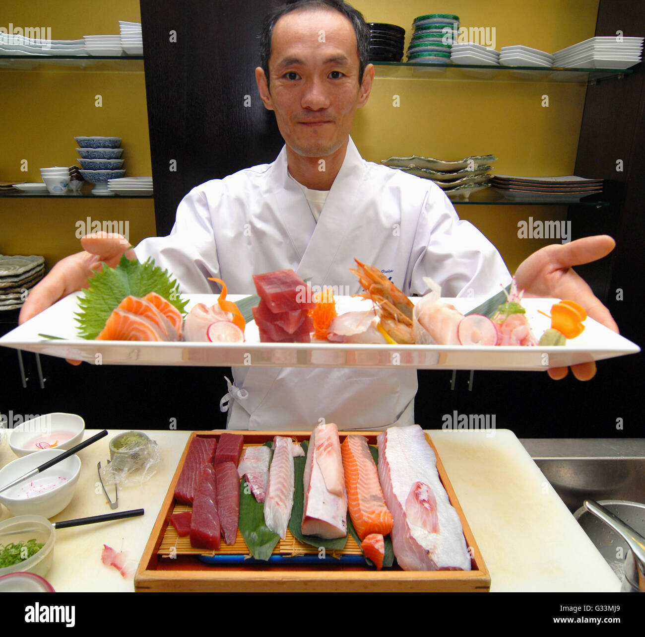 Matsuri Festival 2014 - die berühmten japanischen Chef Osamu Ikeda, engagiert bei der Vorbereitung einer Platte von Sashimi. Mailand, Italien, Stockfoto