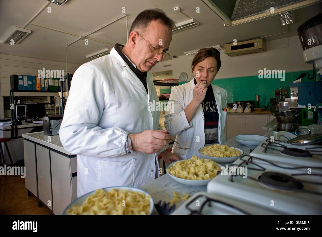 La Molisana Pasta-Fabrik, die Qualitätskontrolle, feuern Tests der apulischen Orecchiette, Region Campobasso, Molise, Italien, Jan Stockfoto
