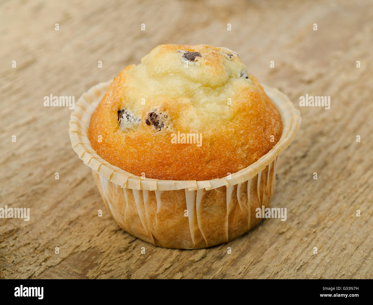 Nahaufnahme von einem Muffin auf hölzernen Hintergrund Stockfoto