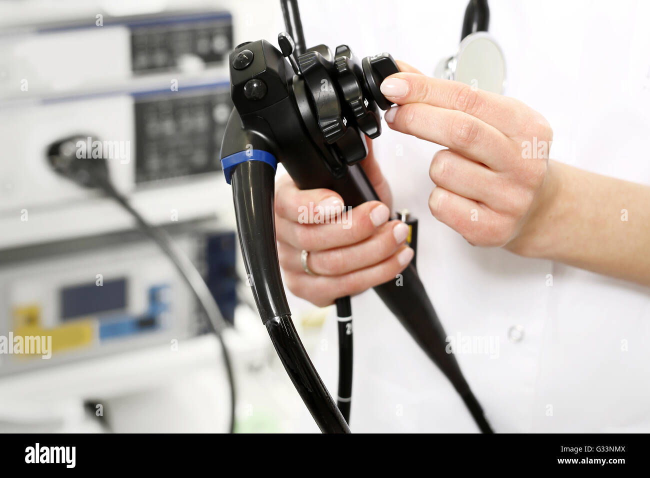 Arzt Gastroenterologe mit Sonde, Magenspiegelung und Darmspiegelung