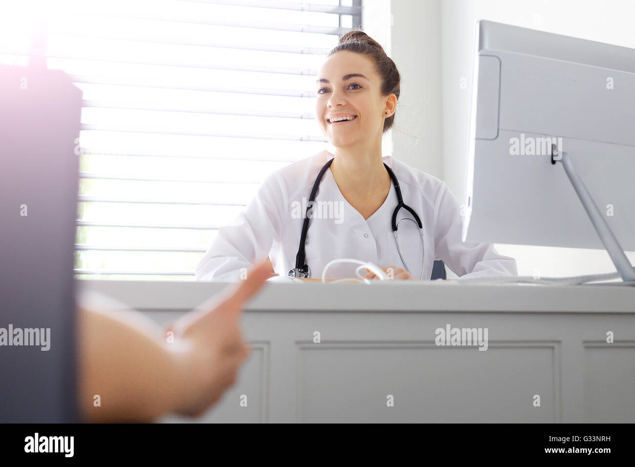 Arzt im Gespräch mit Patienten in der Arztpraxis Stockfoto