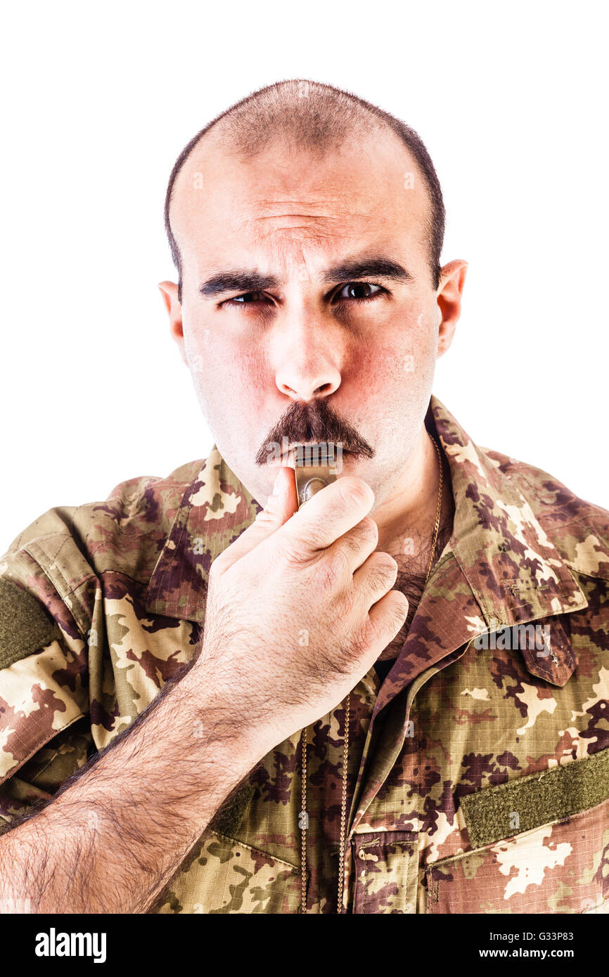 ein Soldat oder Drill Sergeant weht eine Pfeife isoliert auf einem weißen Hintergrund Stockfoto