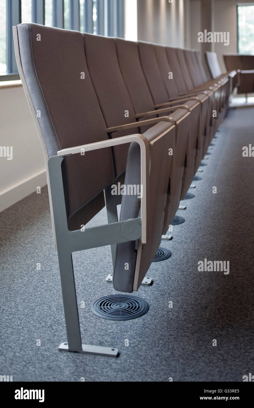 Detail der Klappstühle im Hörsaal. Auditorium Wolfson College, Oxford, Vereinigtes Königreich. Architekt: Berman Guedes Stretton, 2013. Stockfoto