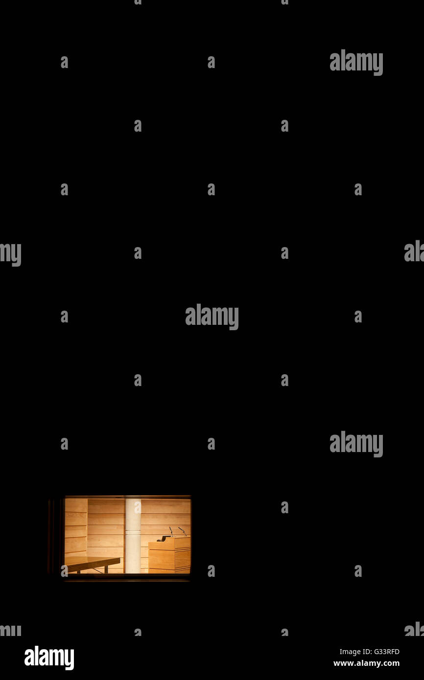 Blick durch Projektion Fenster in Richtung Lecture Hall Podium. Auditorium Wolfson College, Oxford, Vereinigtes Königreich. Architekt: Berman Guedes Stretton, 2013. Stockfoto