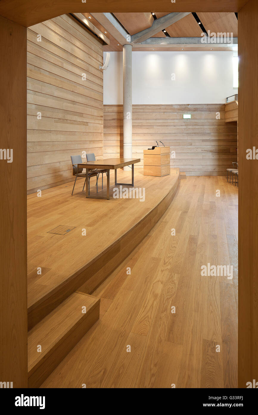 Podium im Auditorium und Lecture Hall. Auditorium Wolfson College, Oxford, Vereinigtes Königreich. Architekt: Berman Guedes Stretton, 2013. Stockfoto
