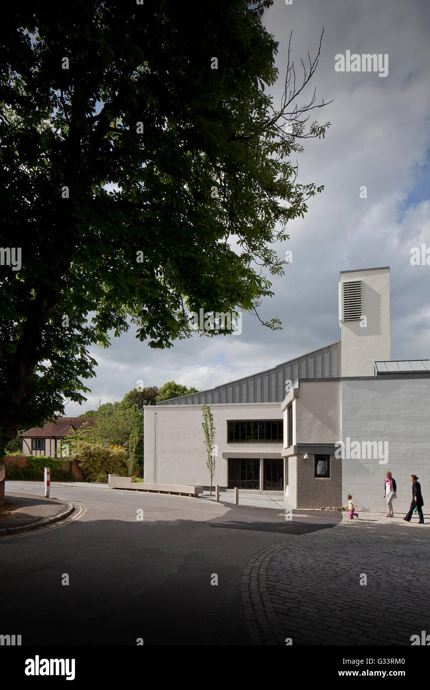 Seitenansicht mit keilförmig Zinkdach. Auditorium Wolfson College, Oxford, Vereinigtes Königreich. Architekt: Berman Guedes Stretton, 2013. Stockfoto