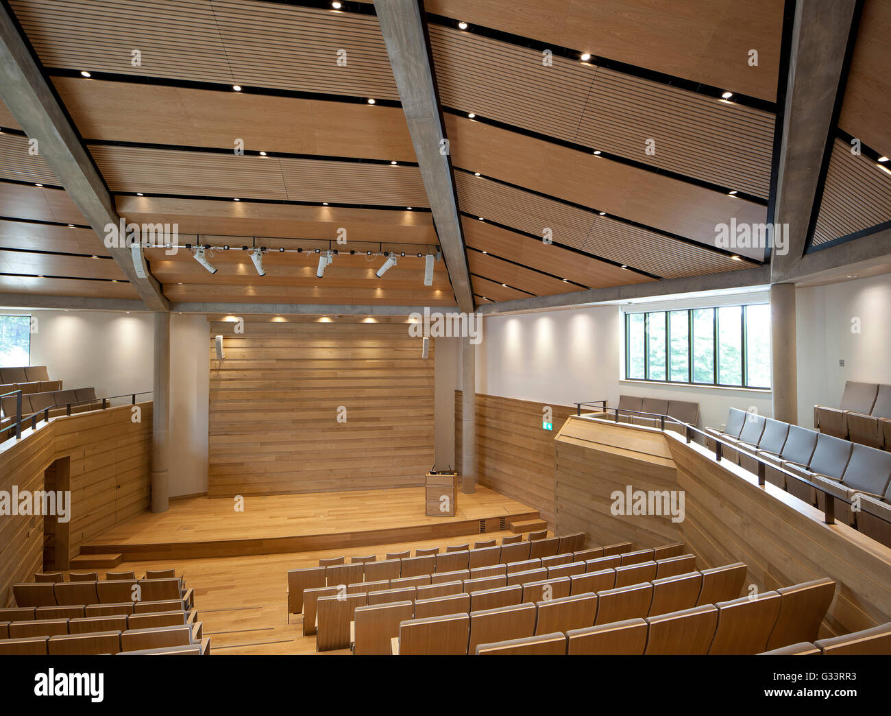 Schräge Auditorium und Vortrag-Halle, von oben gesehen. Auditorium Wolfson College, Oxford, Vereinigtes Königreich. Architekt: Berman Guedes Stretton, 2013. Stockfoto