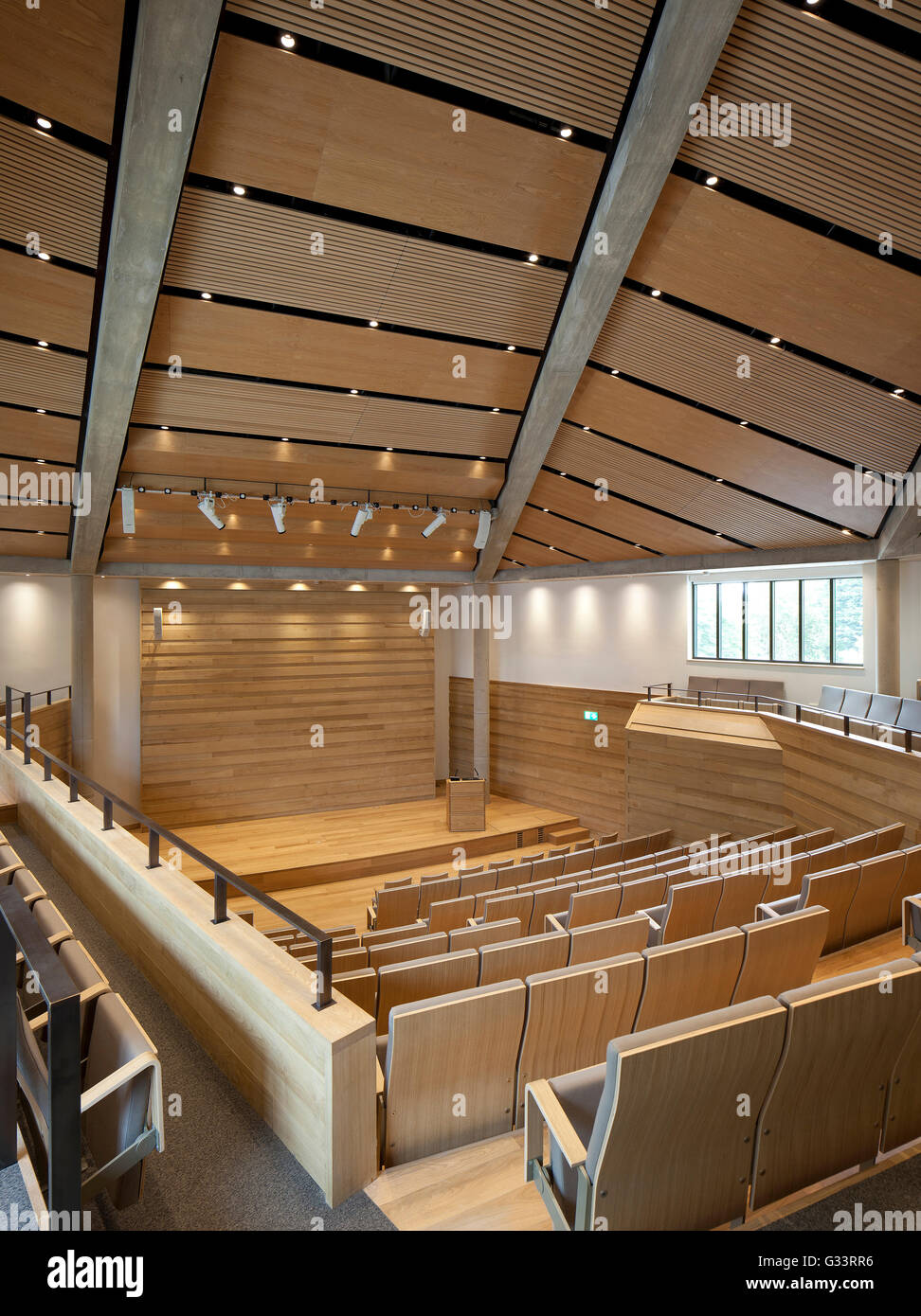 Schräge Auditorium und Vortrag-Halle, von oben gesehen. Auditorium Wolfson College, Oxford, Vereinigtes Königreich. Architekt: Berman Guedes Stretton, 2013. Stockfoto