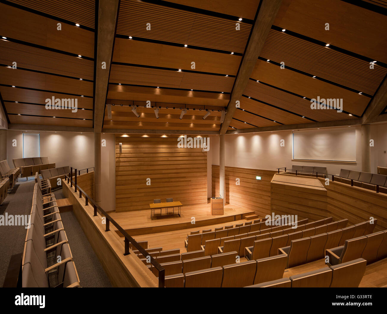 Schräge Auditorium und Vortrag-Halle, von oben gesehen. Auditorium Wolfson College, Oxford, Vereinigtes Königreich. Architekt: Berman Guedes Stretton, 2013. Stockfoto