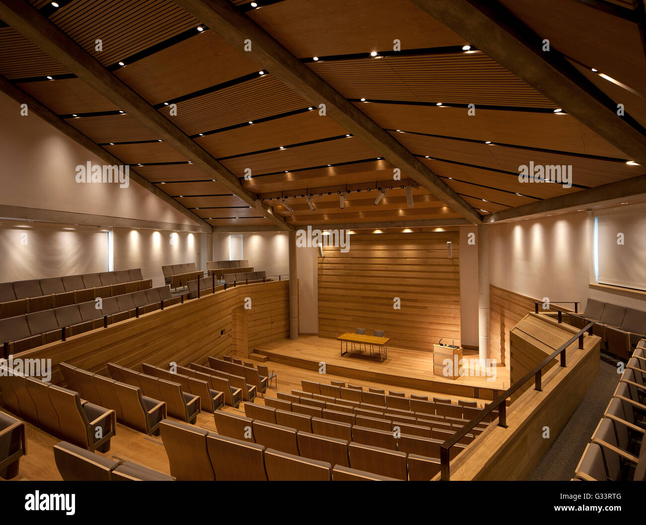 Schräge Auditorium und Vortrag-Halle, von oben gesehen. Auditorium Wolfson College, Oxford, Vereinigtes Königreich. Architekt: Berman Guedes Stretton, 2013. Stockfoto