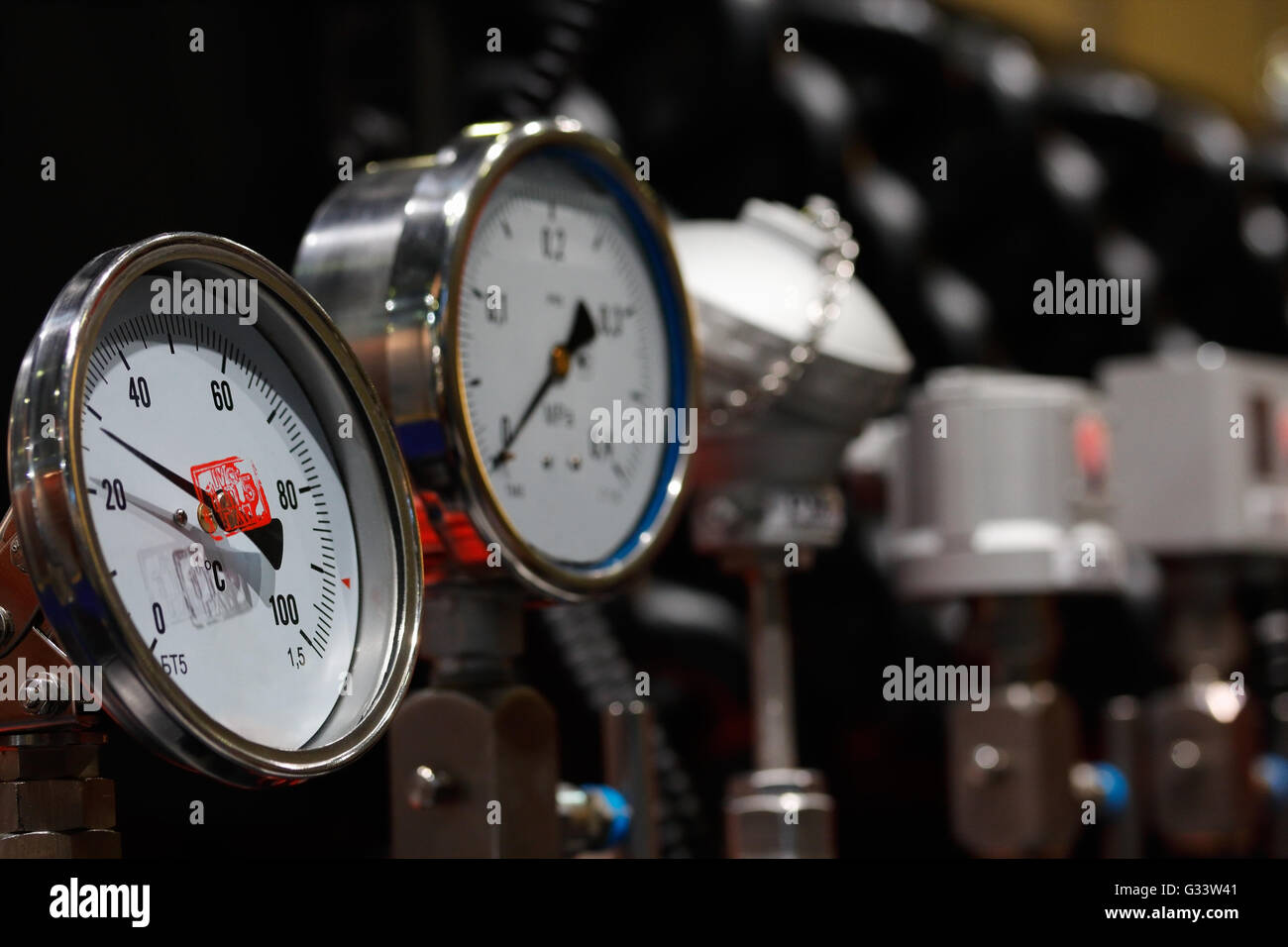 Industrieanlagen mit analogen jeden Winkel Temperatur und Manometer. Stockfoto