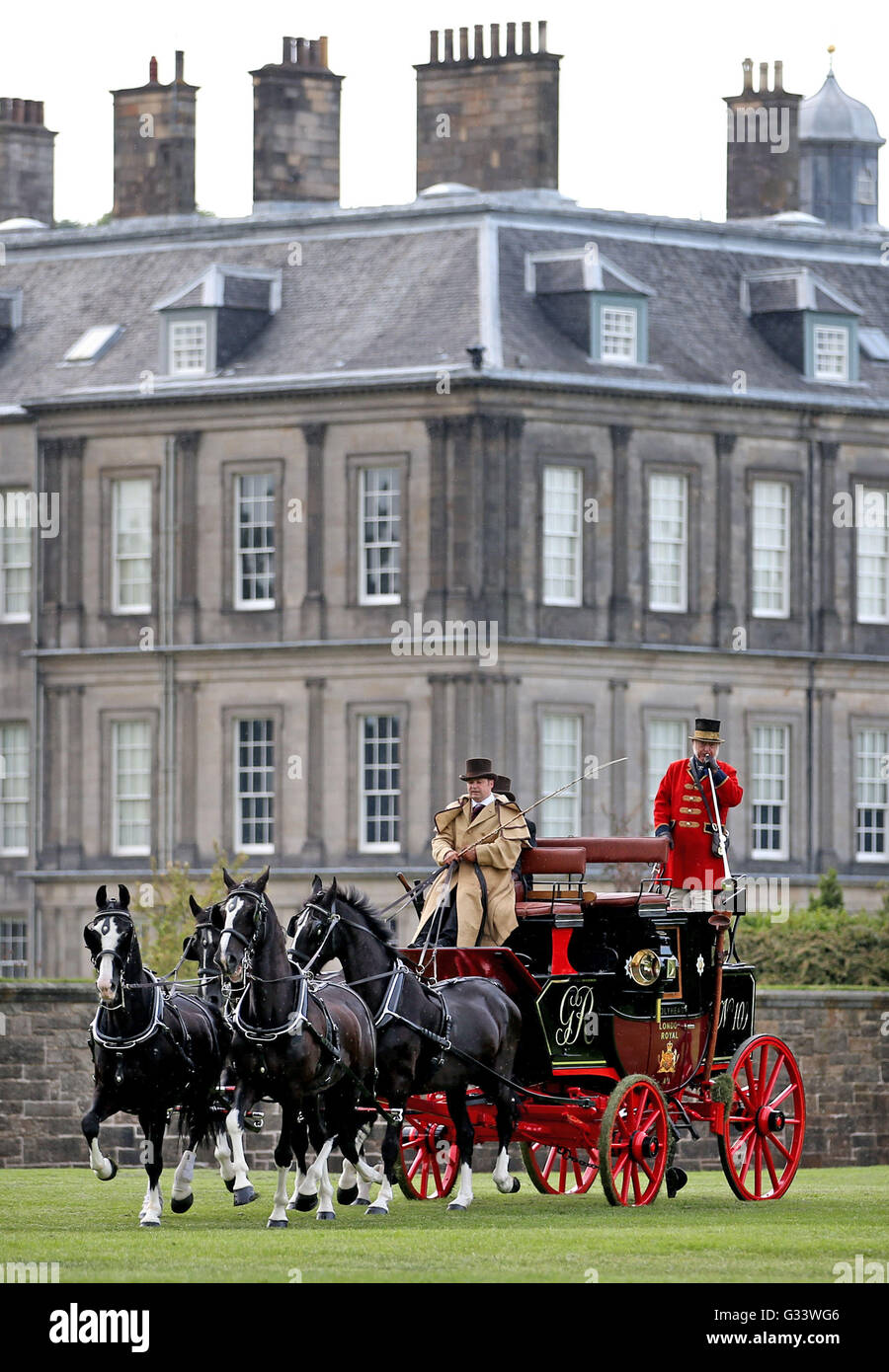 Ein 19. Jahrhundert Pferden gezogenen Postkutsche fährt durch Holyrood Park in Edinburgh, Schottland, während einer Feier anlässlich 500 Jahre UK Postdienste. Stockfoto