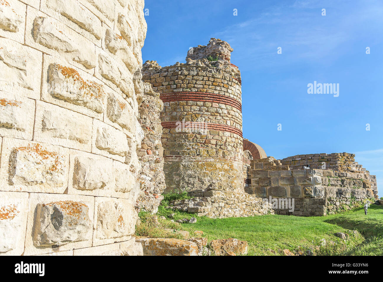 Zerstörten Mauern und Tablet der Altstadt Nessebar, Bulgarien. Die Stadt Nessebar ist ein UNESCO-Weltkulturerbe. Stockfoto