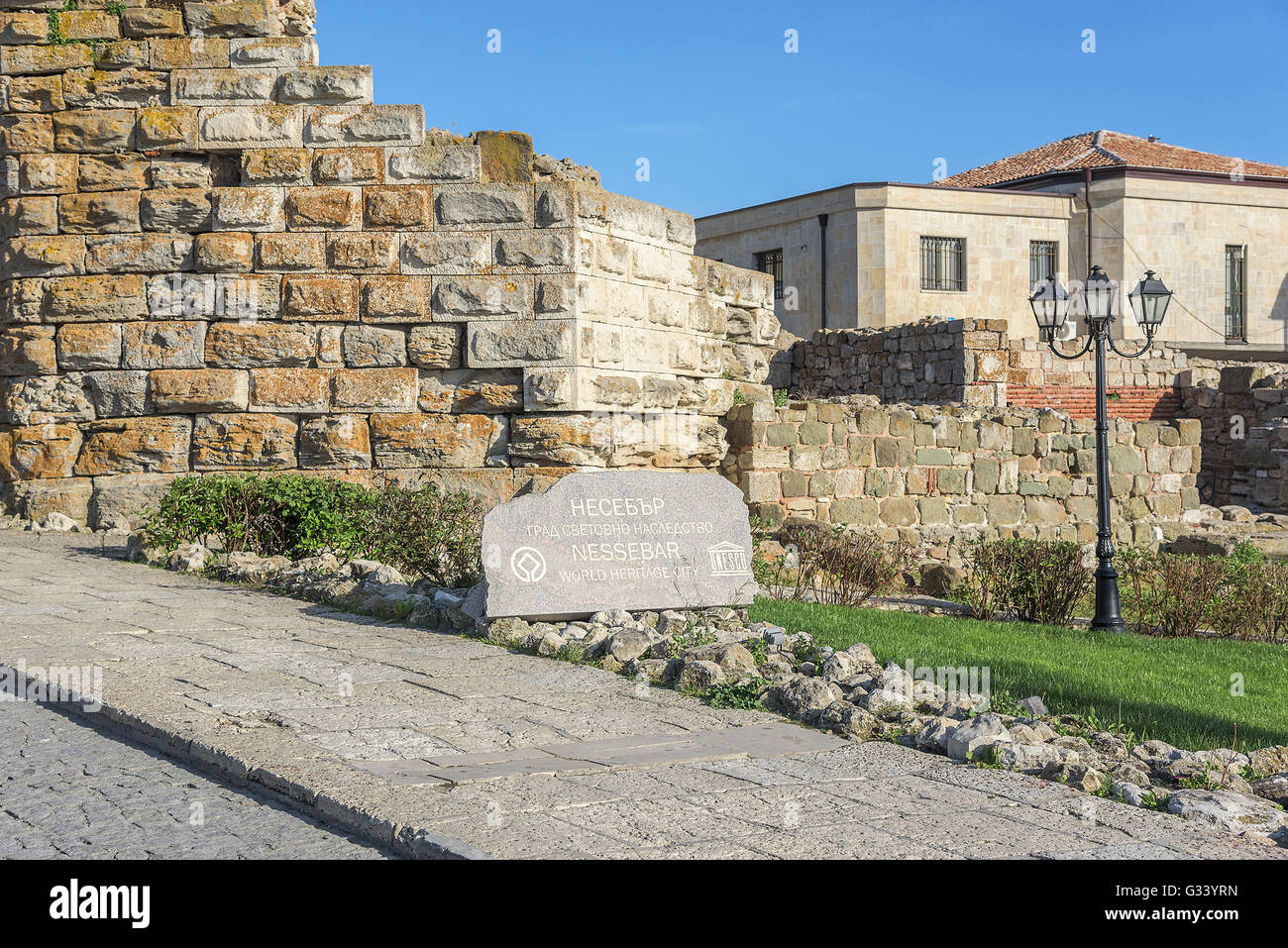 Zerstörten Mauern und Tablet der Altstadt Nessebar, Bulgarien. Die Stadt Nessebar ist ein UNESCO-Weltkulturerbe. Stockfoto