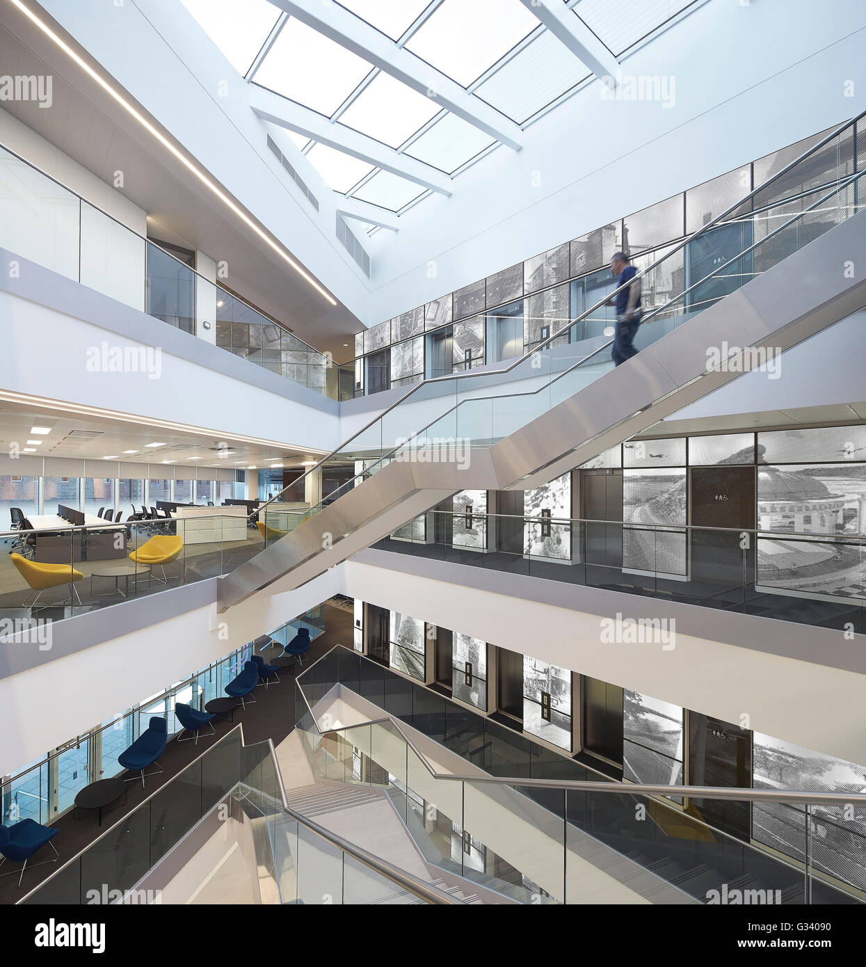 Kreuzung Treppen mit voller Höhe Atrium. KPMG-Büros, Leeds, Leeds, Vereinigtes Königreich. Architekt: Sheppard Robson, 2015. Stockfoto
